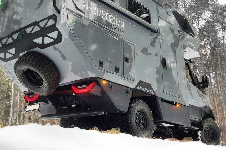 Автокемпер с хардкорным дизайном создали на базе Iveco Daily 4x4. Что же у него внутри?