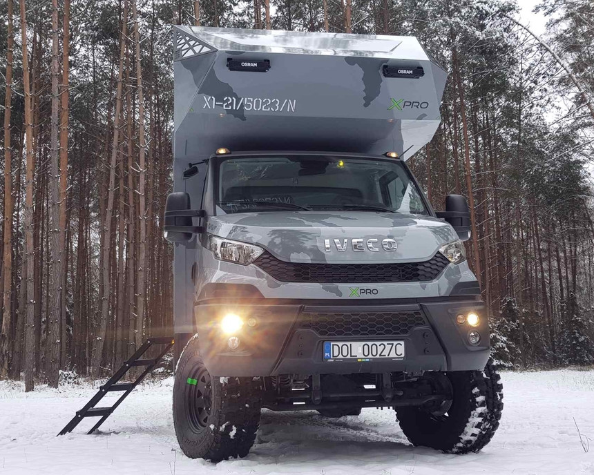 Автокемпер с хардкорным дизайном создали на базе Iveco Daily 4x4. Что же у него внутри?
