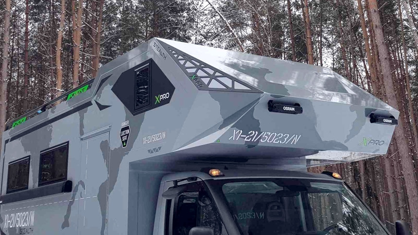 Автокемпер с хардкорным дизайном создали на базе Iveco Daily 4x4. Что же у него внутри?