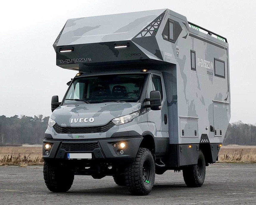 Автокемпер с хардкорным дизайном создали на базе Iveco Daily 4x4. Что же у него внутри?