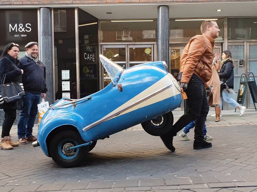 Игрушка для взрослых. Автомобиль из 1950-х, который можно парковать на балконе