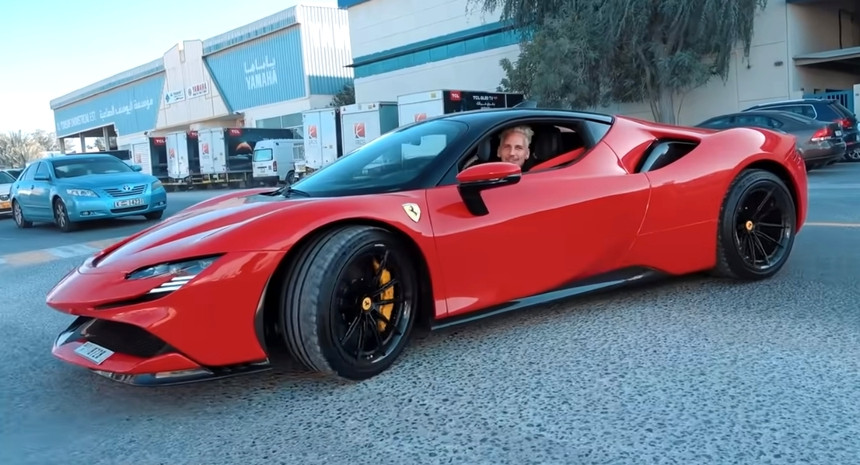 Парень украсил Ferrari лепестками тысячи роз, чтобы сделать романтическое предложение на 14 февраля