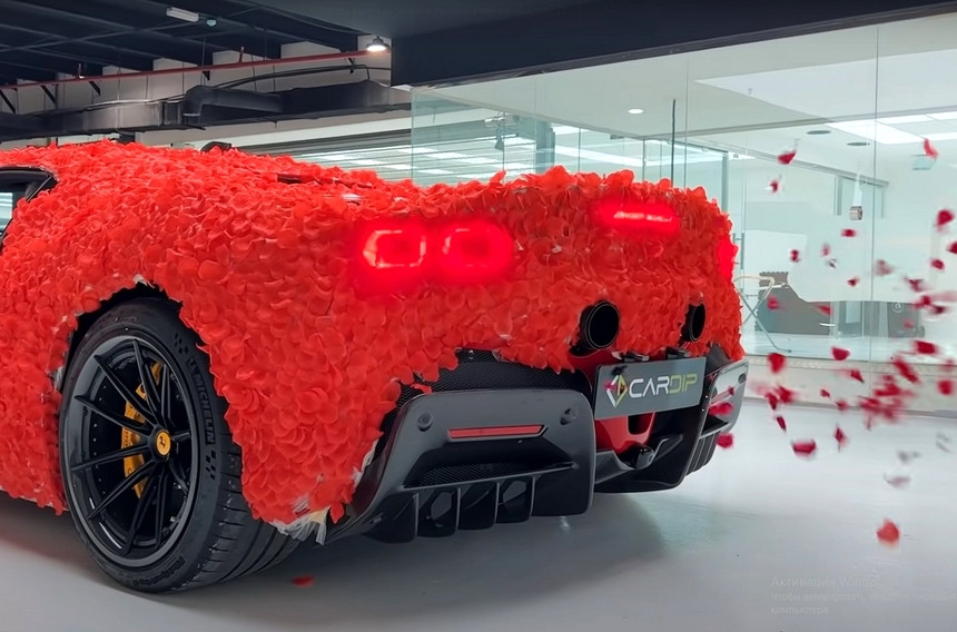 Парень украсил Ferrari лепестками тысячи роз, чтобы сделать романтическое предложение на 14 февраля
