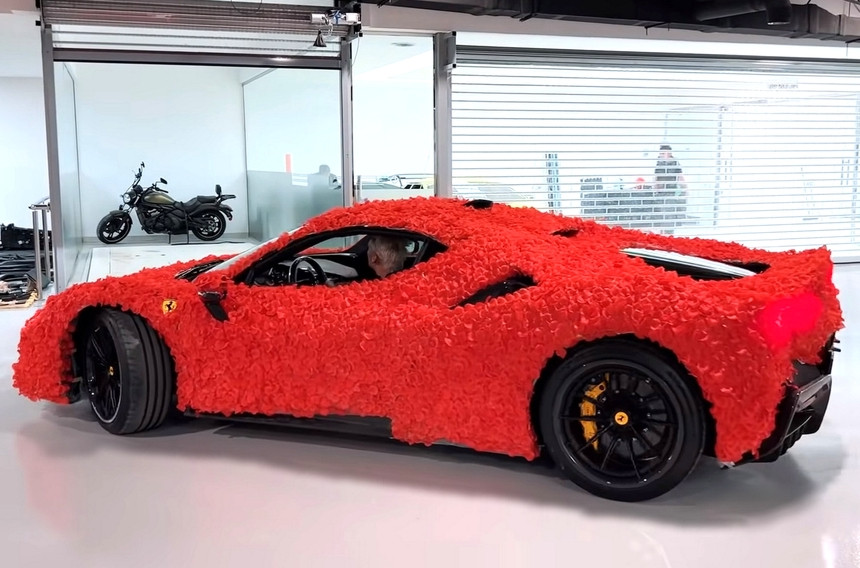 Парень украсил Ferrari лепестками тысячи роз, чтобы сделать романтическое предложение на 14 февраля