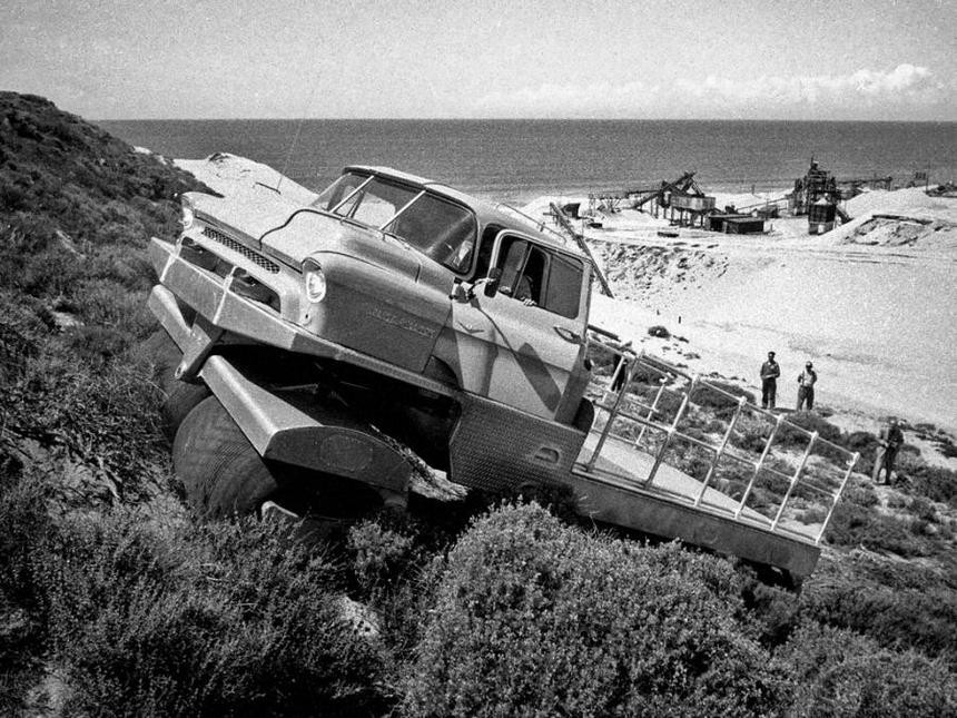 Необычные шины из 1950-х. Что будет, если 7-тонный грузовик наедет на человека