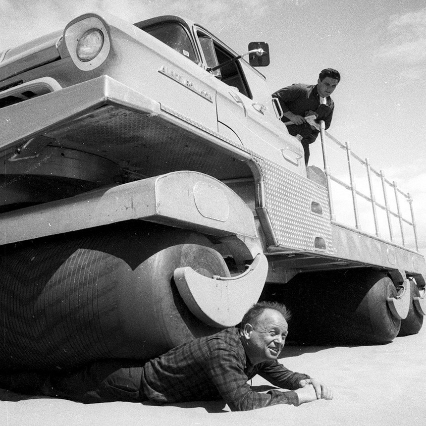 Необычные шины из 1950-х. Что будет, если 7-тонный грузовик наедет на человека
