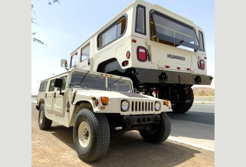 Hummer H1 размером с двухэтажный дом построили в ОАЭ. Посмотрите, как он ездит и что у него внутри