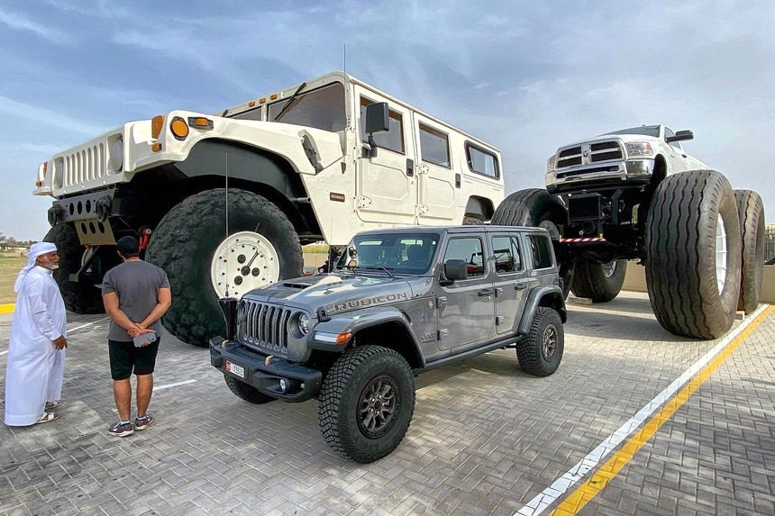 Hummer H1 размером с двухэтажный дом построили в ОАЭ. Посмотрите, как он ездит и что у него внутри
