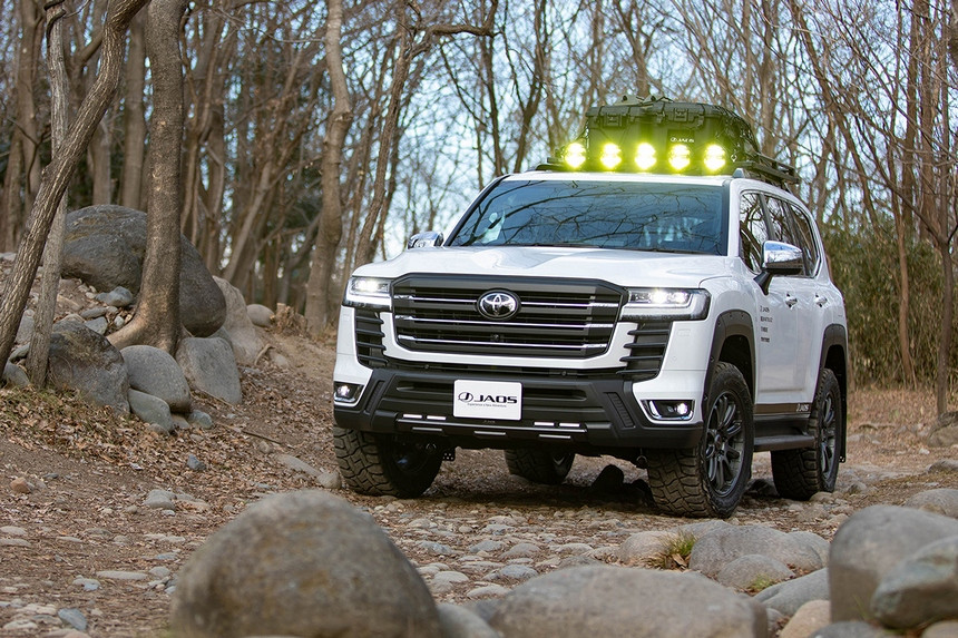 Весенний тюнинг-парад: от принаряженной Astra до брутального Land Cruiser 300