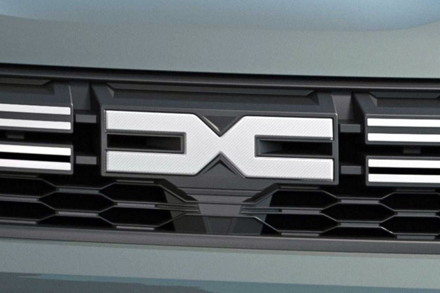 Затронет все модели. Dacia массово внедряет новый логотип и изменяет оформление своих машин
