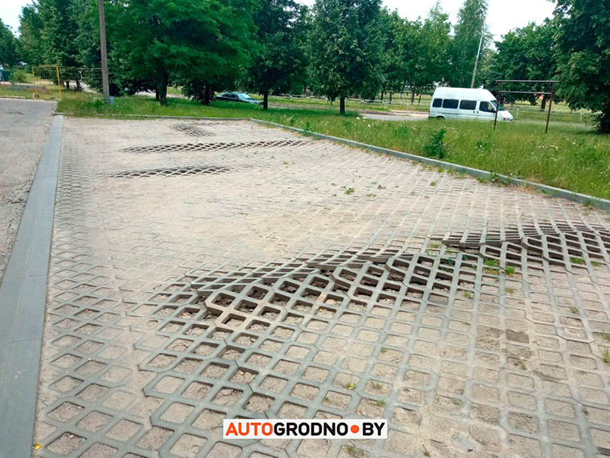 Жара деформировала экопарковки в Гродно