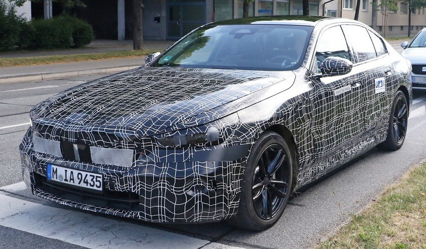 Шпионы не дремлют: смотрите на новый Audi A4, BMW 5-й серии и другие новинки
