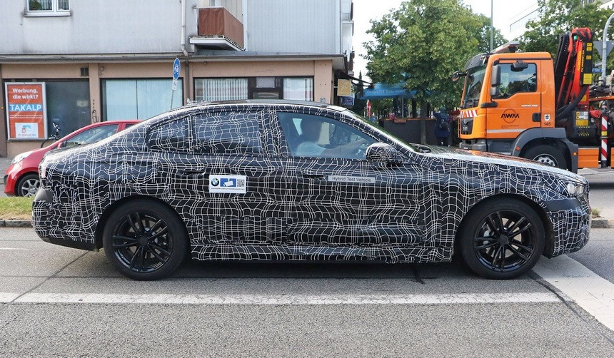 Шпионы не дремлют: смотрите на новый Audi A4, BMW 5-й серии и другие новинки