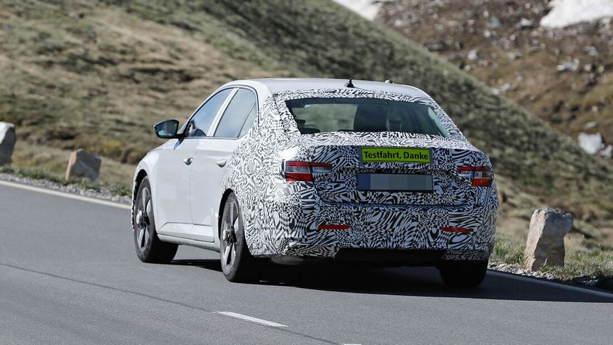 Шпионы не дремлют: смотрите на новый Audi A4, BMW 5-й серии и другие новинки