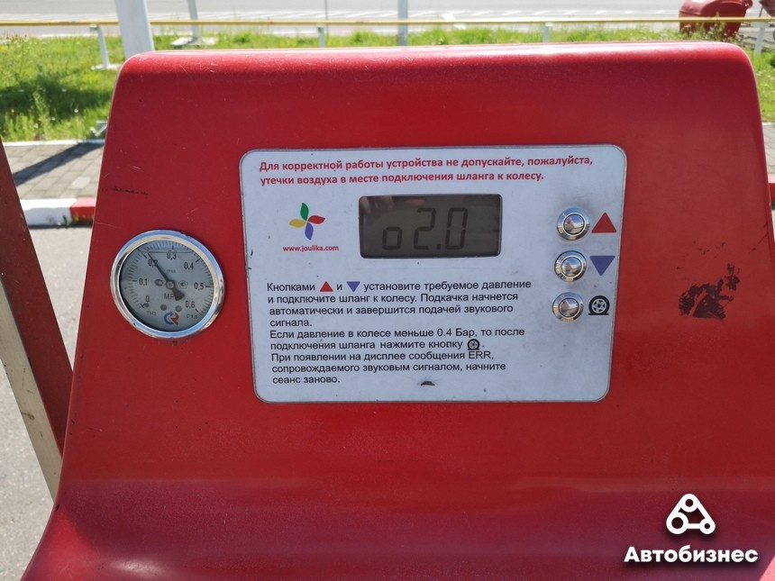 Сплошное надувательство? Проверили точность манометров на АЗС