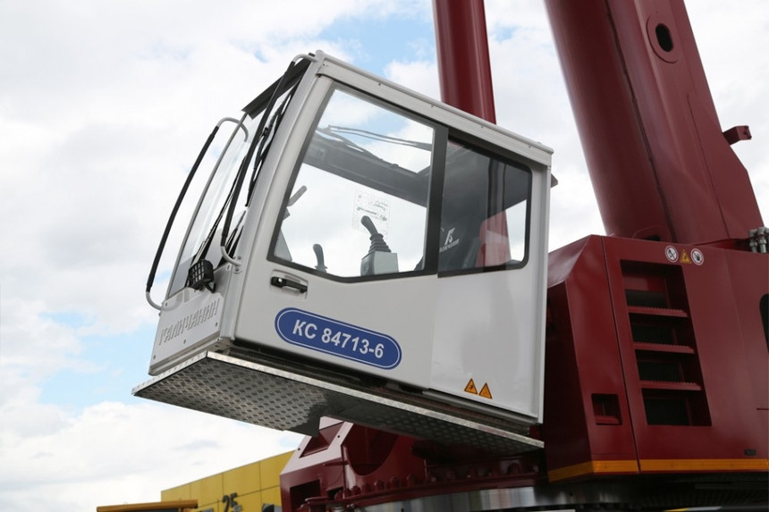 Вот такие 100-тонные автокраны на шасси МЗКТ строит 