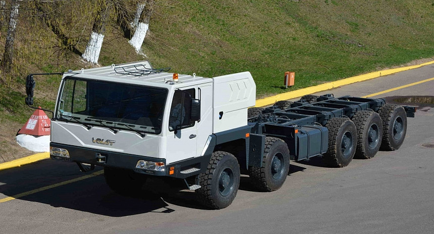 Вот такие 100-тонные автокраны на шасси МЗКТ строит 