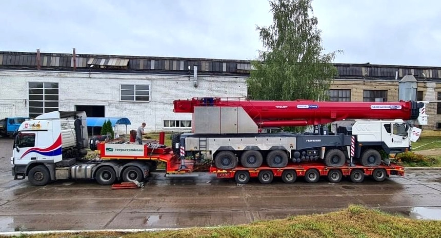 Вот такие 100-тонные автокраны на шасси МЗКТ строит 