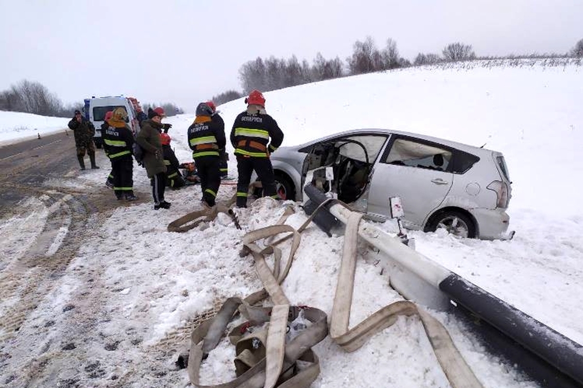 Две легковушки напоролись на отбойник – аварии с пострадавшими в Витебском и Логойском районах