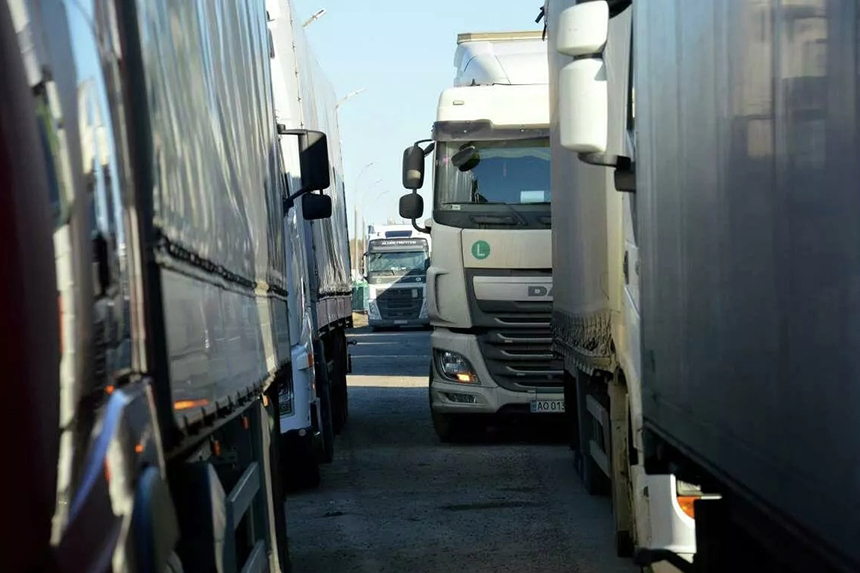 Минтранс предупреждает о возможных проблемах при доставке грузов с перецепкой в Казахстан с 1 января