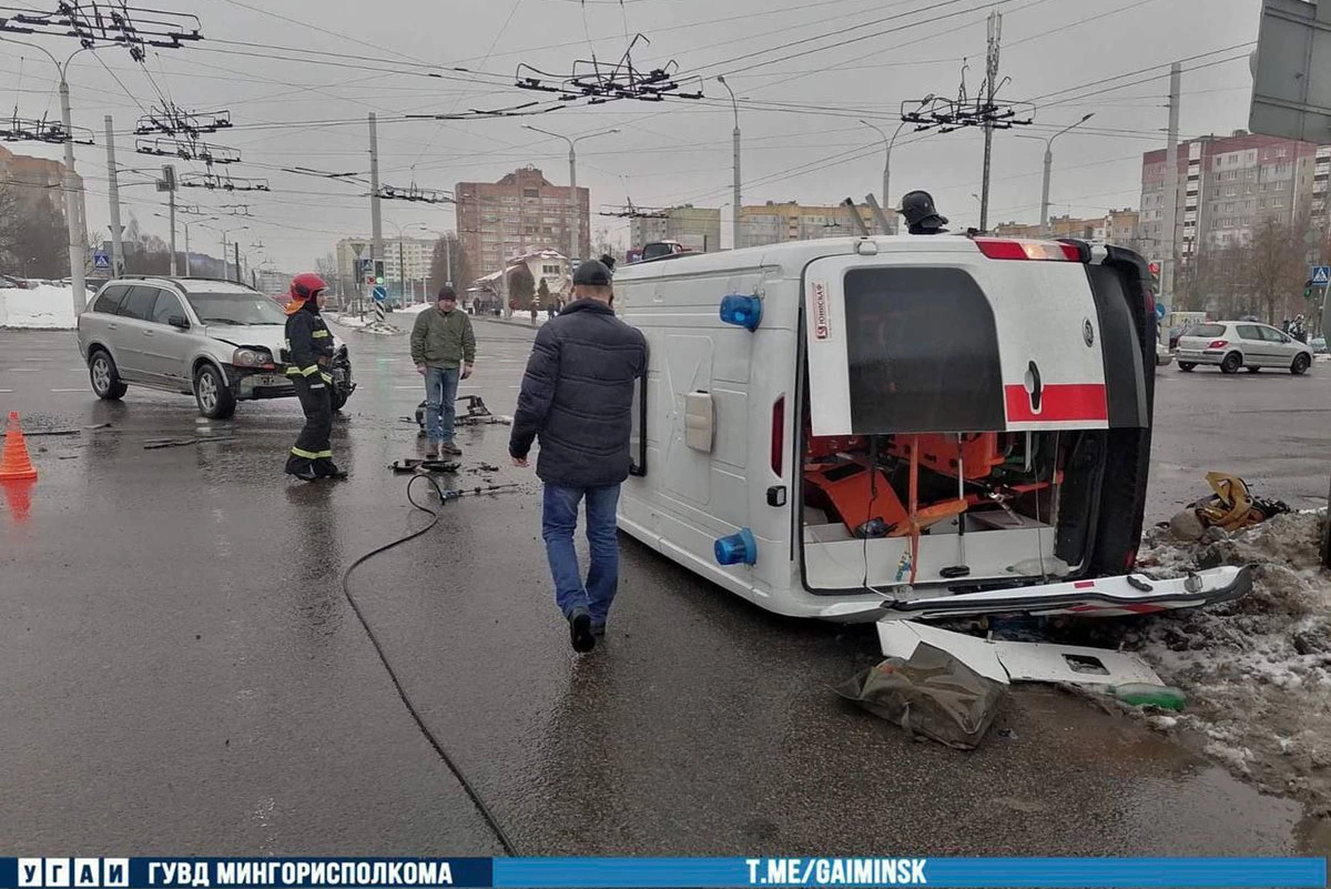 В Минске после столкновения с Volvo опрокинулся автомобиль скорой помощи.  Видео