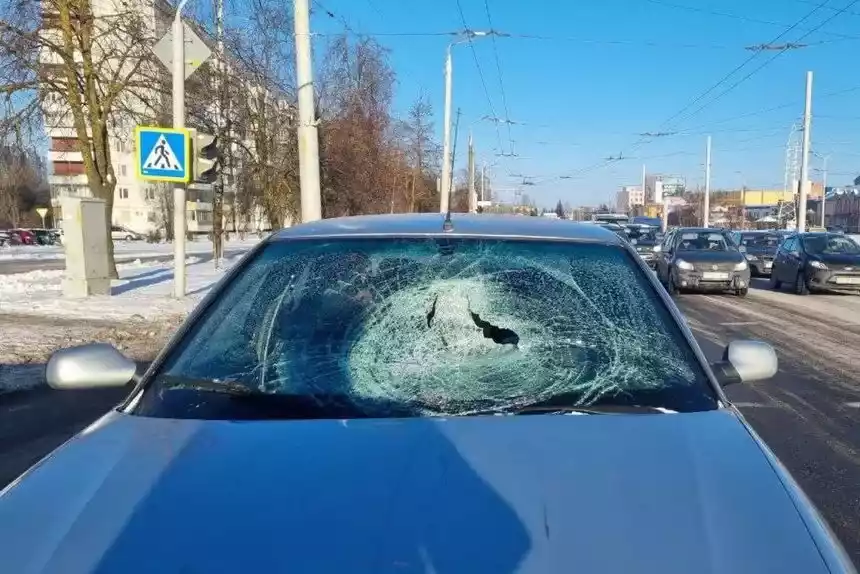 18-летнюю девушку сбила легковушка на переходе в Витебске – водитель ехал на красный свет