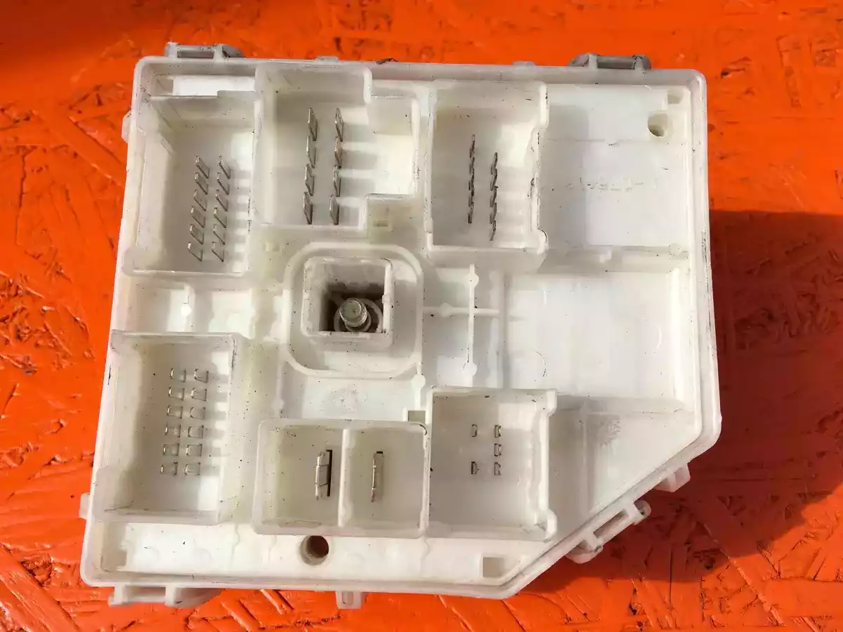Короб предохранителей к Toyota RAV 4 2003