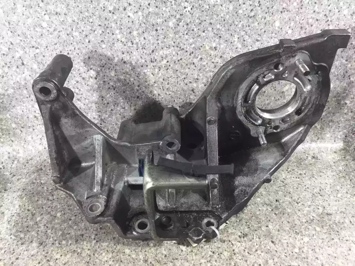 Крепление ТНВД к Mazda 6 2008