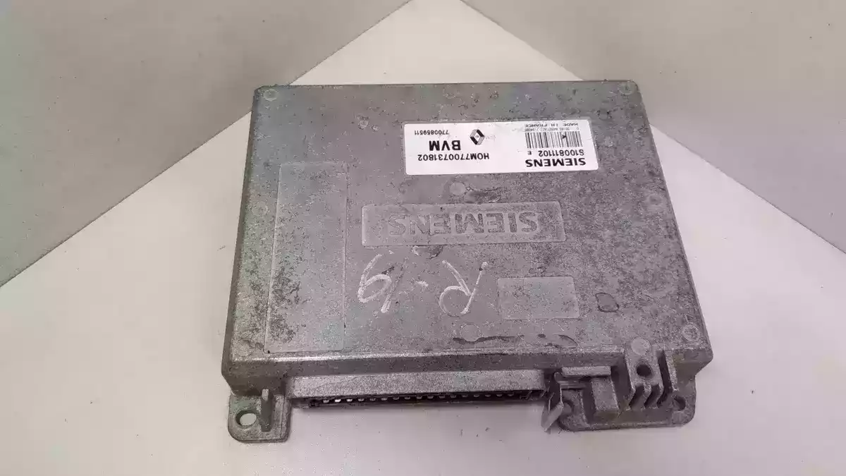 Блок управления двигателем к Renault 5 1994