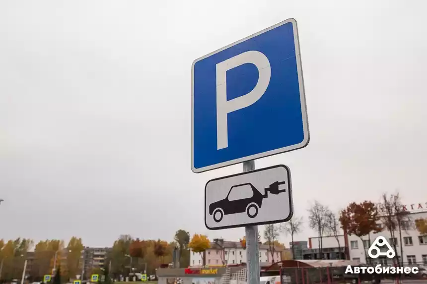 На городских автостоянках в Минске появятся электрозарядные станции. Первую уже монтируют