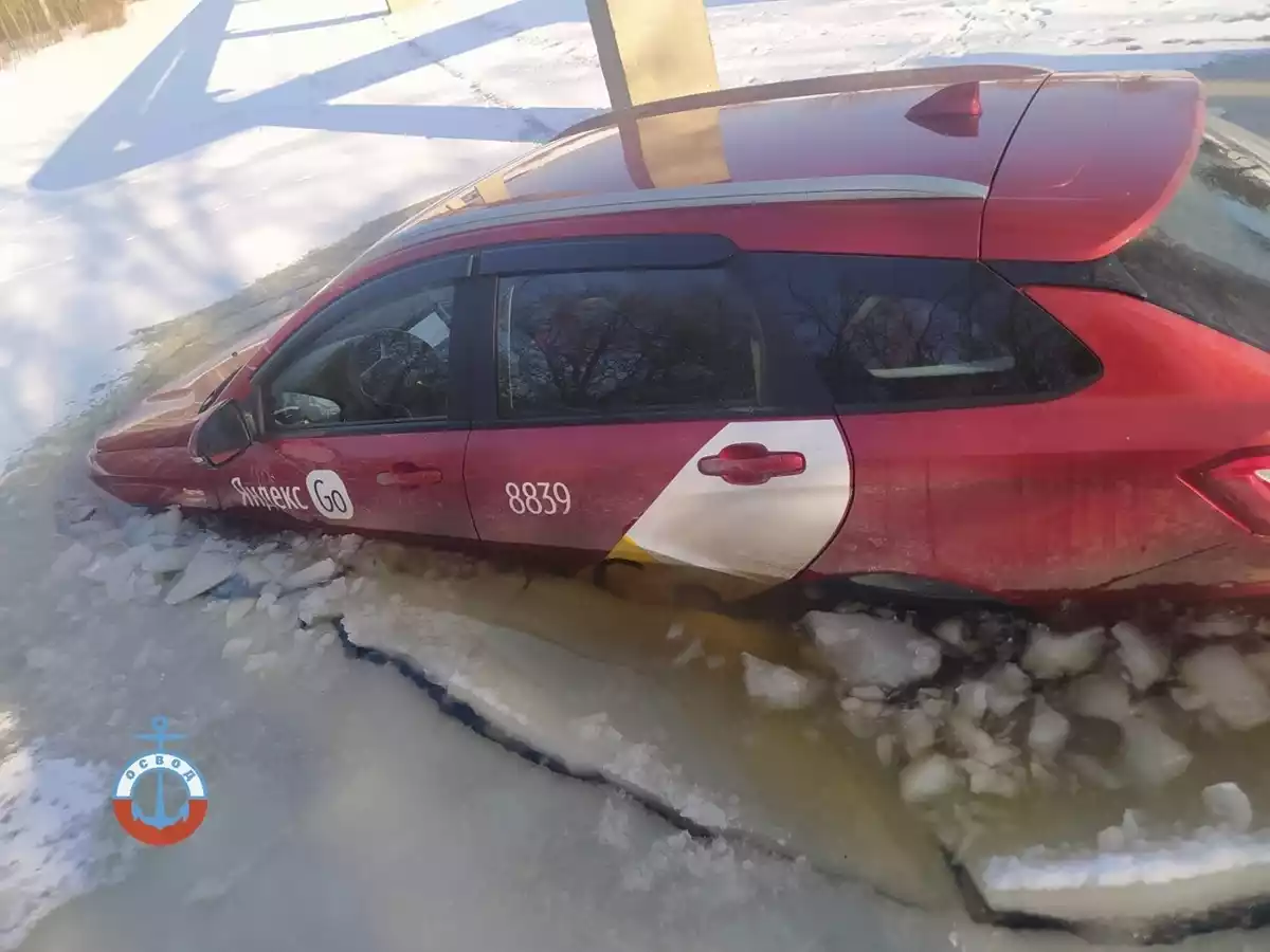 В Гомеле автомобиль-такси выехал на лед и провалился