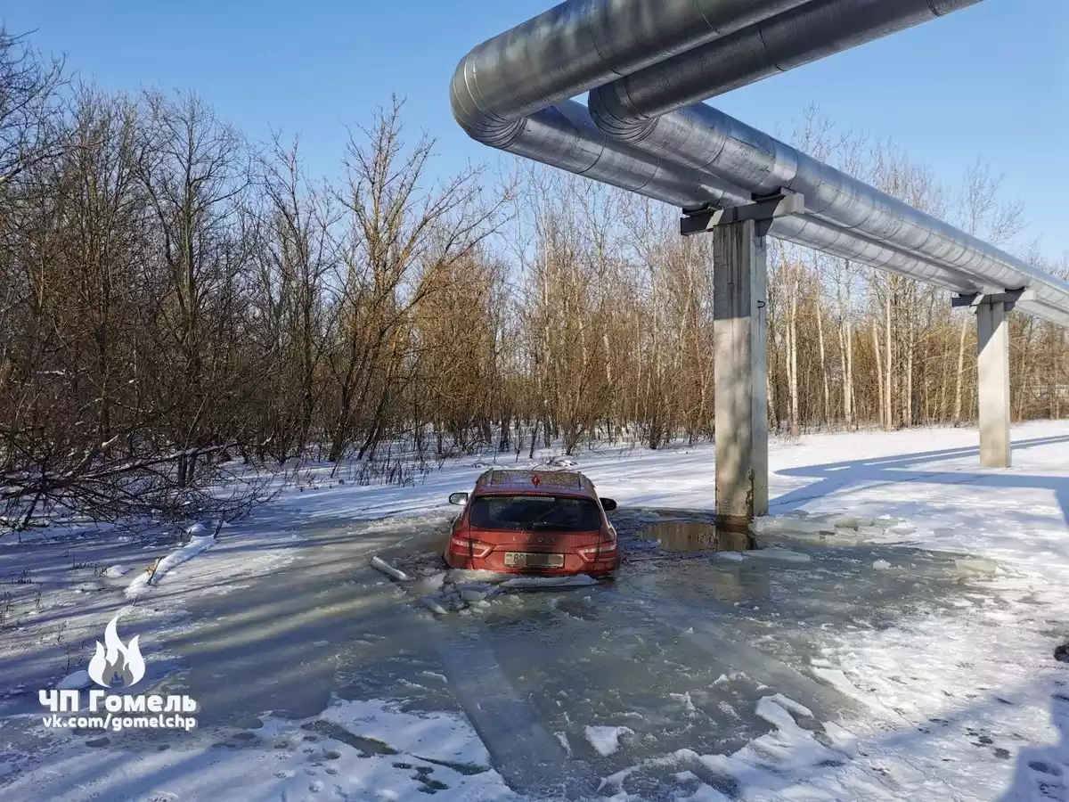 Подъем воды в гомеле. Автомобильная эстакада. Машина проволилась под лёд на Волге. 14 Февраля авто. Зимой машина провалился в лед.
