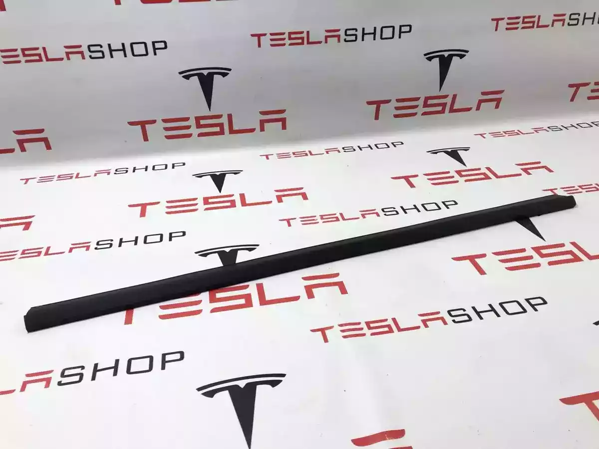 Уплотнитель люка к Tesla Model S 2015