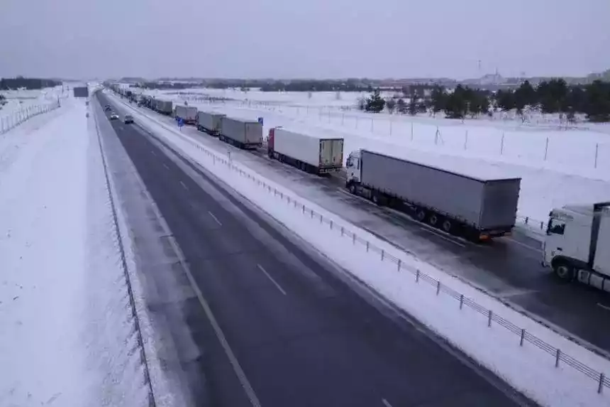 После ограничений очередь грузовиков на въезд в Беларусь из Польши выросла до 60 километров