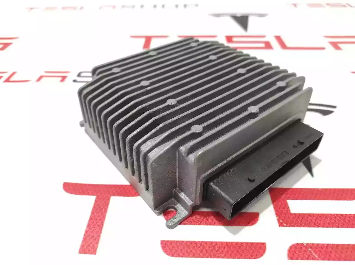Усилитель музыкальный к Tesla Model S 2015
