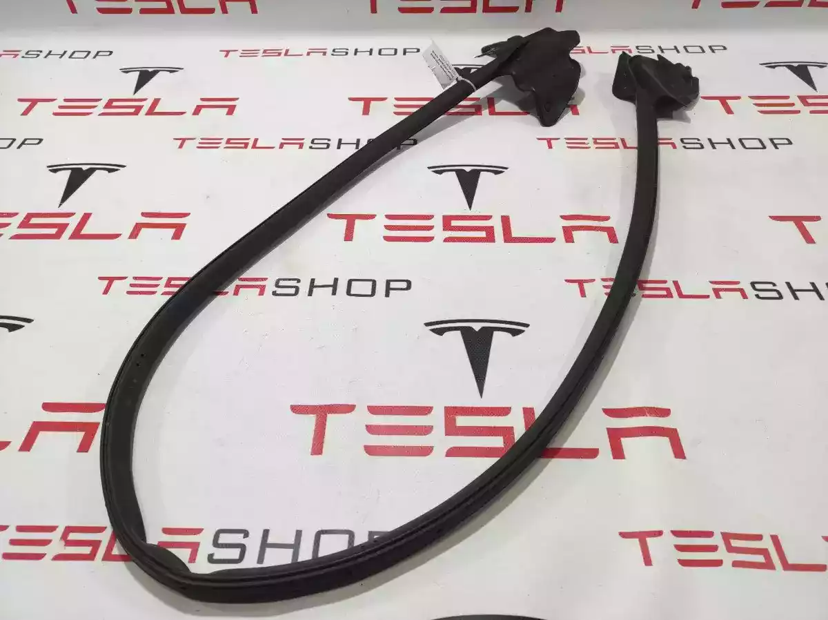 Уплотнитель к Tesla Model S 2015