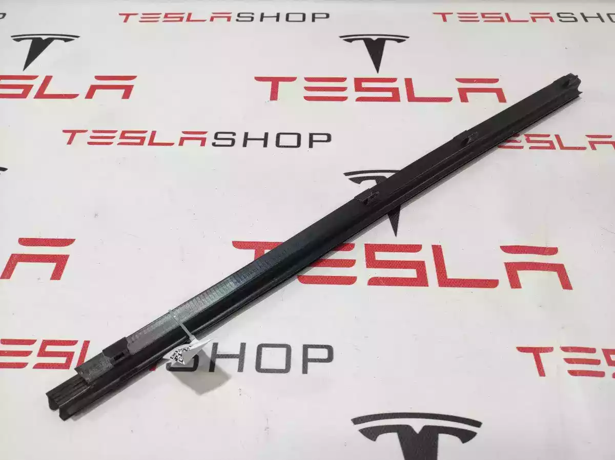 Уплотнитель к Tesla Model S 2015