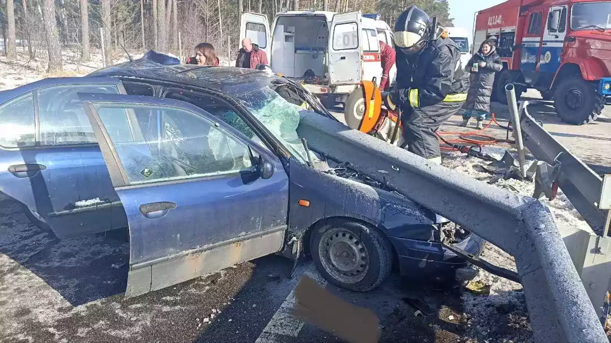 Под Белыничами Nissan напоролся на отбойник, он насквозь прошил салон авто