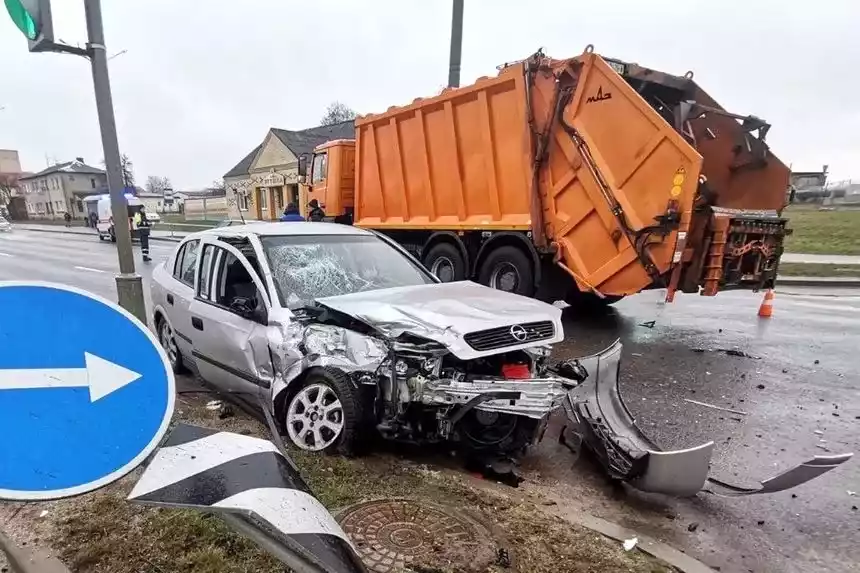 Opel попал под мусоровоз в Гродно – пассажира "легковушки" увезла скорая помощь