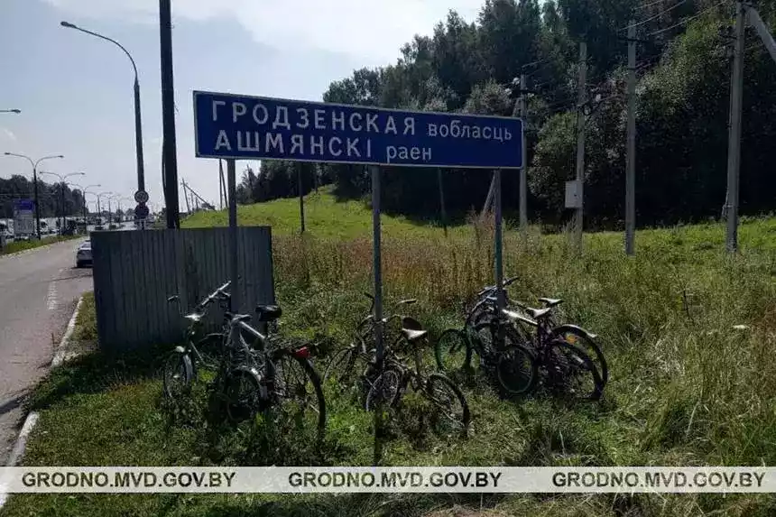 Помните велосипеды у столбов возле литовской границы? Их открепили и увезли. Вот где они теперь