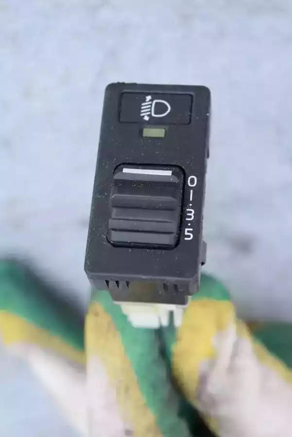 Кнопка корректора фар к Volvo 850 1992