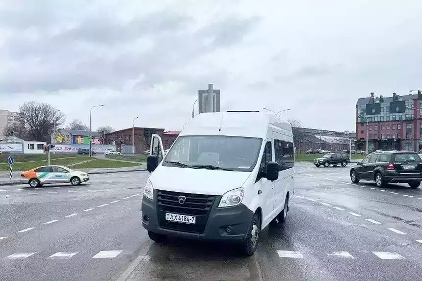 ГАЗель без водителя в Минске снесла светофор и знаки