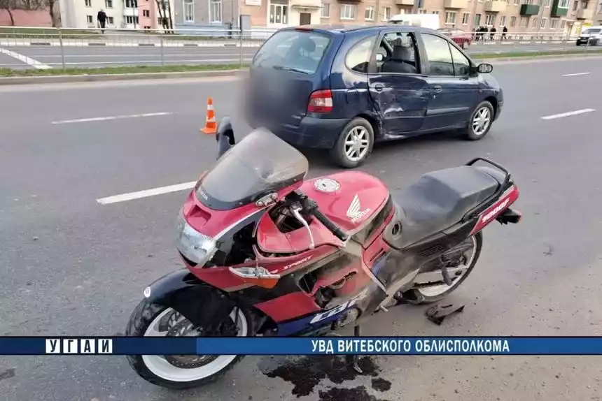 Мотоцикл врезался в легковушку в Витебске