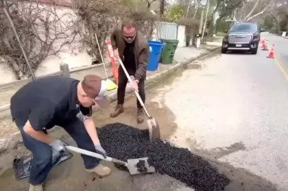 Шварценеггер взялся сам залатать яму на дороге в своем районе Лос-Анджелеса