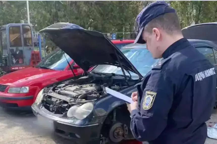 В Минске парня насмерть придавило автомобилем во время ремонта