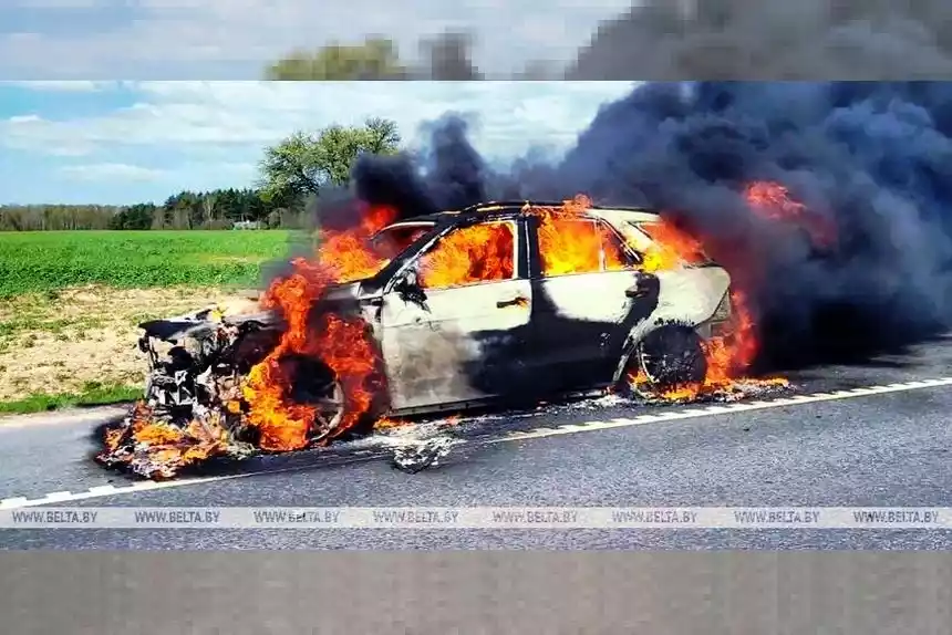 Mercedes-Benz сгорел на трассе М-6 под Лидой