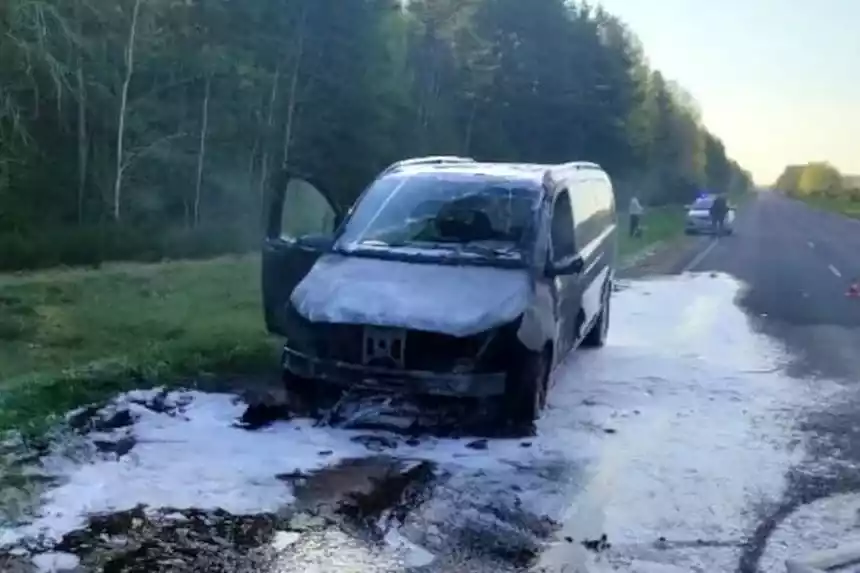Минивэн Mercedes загорелся на ходу на автодороге Р-135 в Ивьевском районе