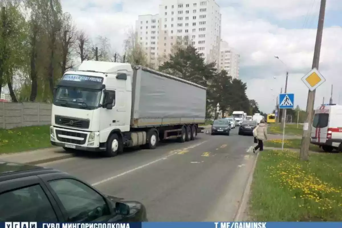 Видео: авария с участием пешехода и фуры в Минске