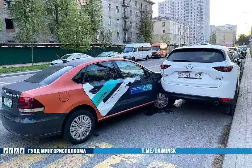 В Минске водитель авто каршеринга уснул за рулем и собрал «паровоз»