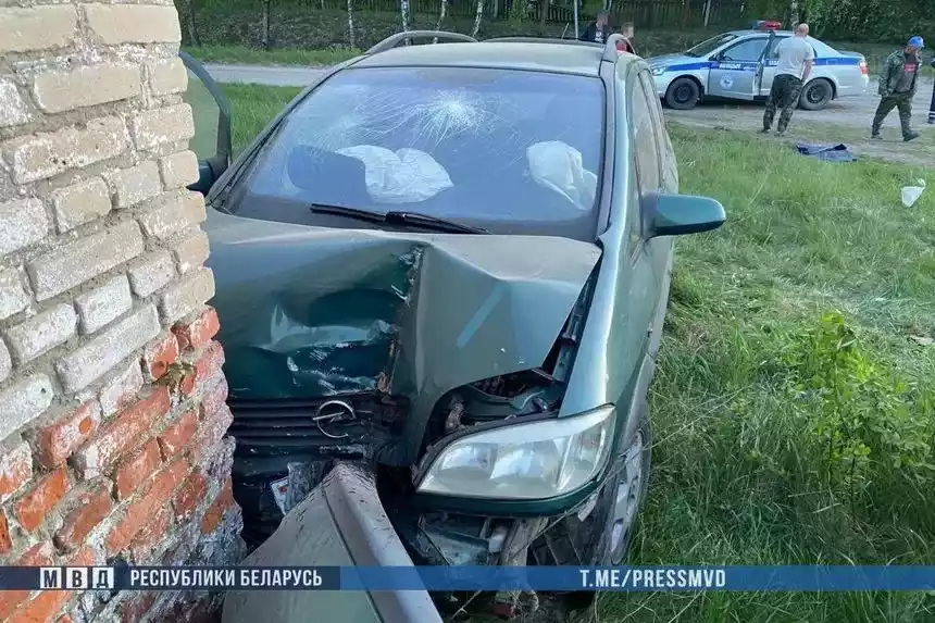 Opel Zafira врезался в здание – пострадали пятеро пассажиров